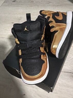 Nike Toddler High-Top Sneakers in Black & Metallic Gold